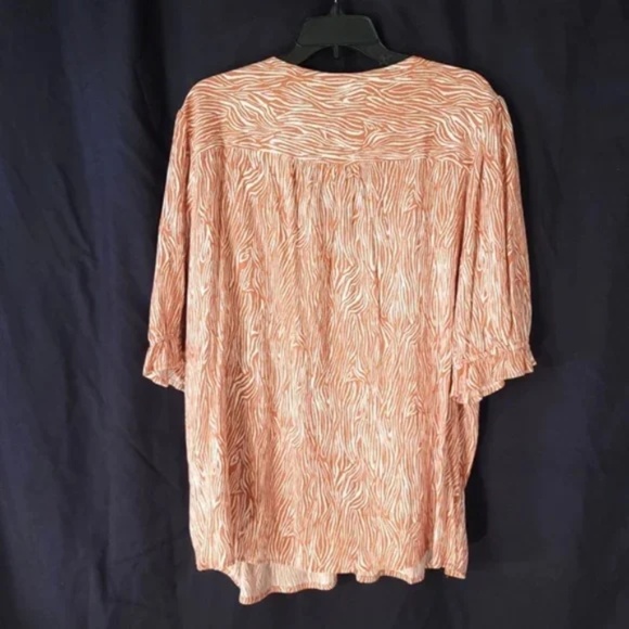 3/$25 Como Blu V Neck Button Down Top - Picture 12 of 12